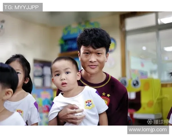 足球明星与抓娃娃的趣味瞬间精彩合集，展现运动员生活中的另一面